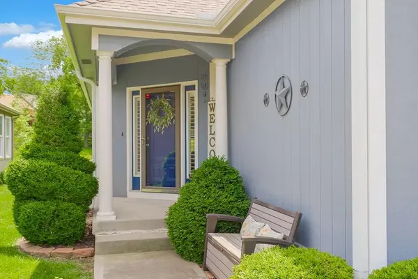 3824 NW Chapman DR, Blue Springs, MO 64015