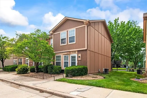 719 SW Liggett  Unit #D RD, Blue Summit, MO 64015