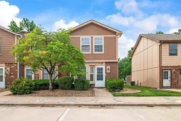 719 SW Liggett Unit #D RD, Blue Summit, MO 64015