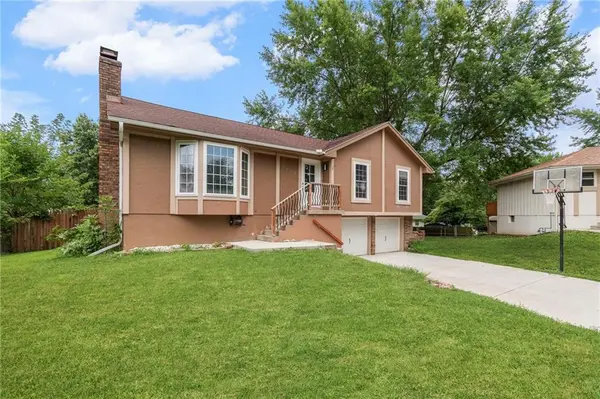 1304 SE Alice CT, Blue Springs, MO 64014