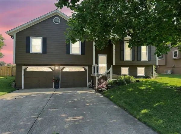 2541 NE DALE HUNTER LN, Lee's Summit, MO 64086