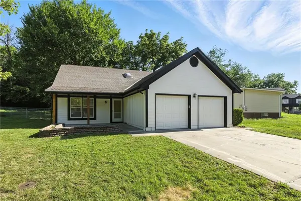 5207 Countryside LN, Blue Springs, MO 64015