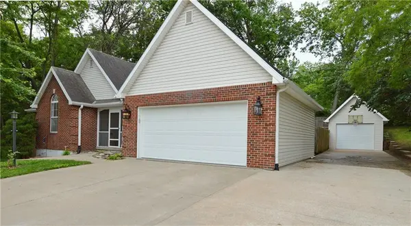 11 Chadwick LN, Country Club, MO 64506