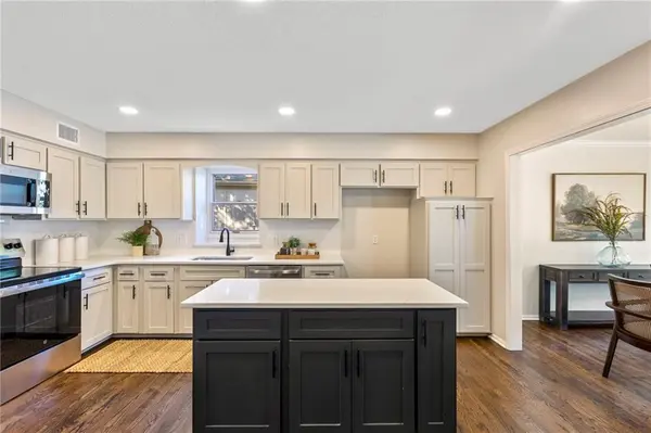 1424 E Meadow LN, Olathe, KS 66062