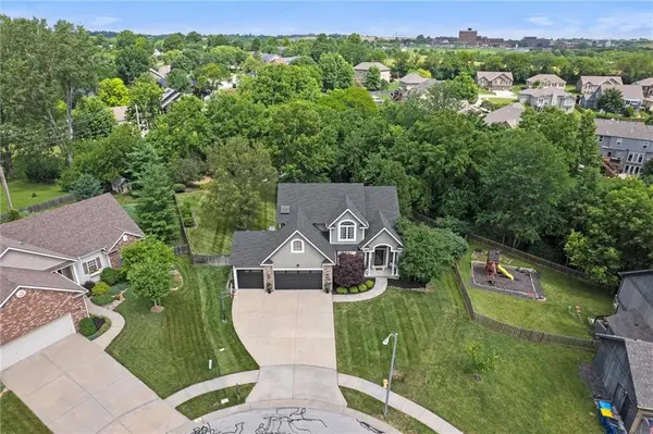 412 Deer DR, Liberty, MO 64068