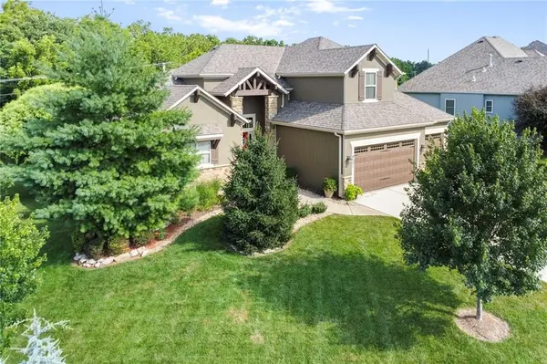 4521 LAKECREST DR, Shawnee, KS 66218