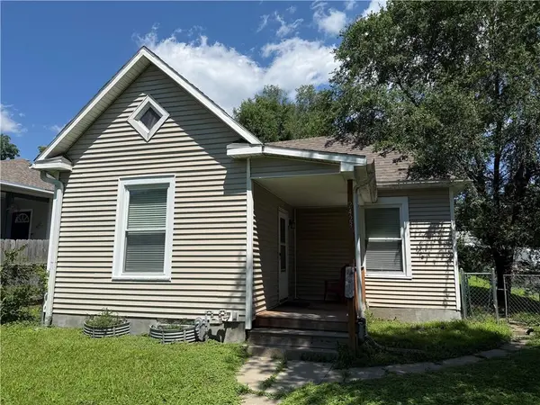 2423 S 17th ST, St Joseph, MO 64503