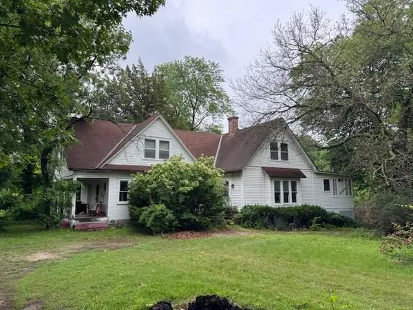 10015 Johnson DR,  Merriam,  KS 66203