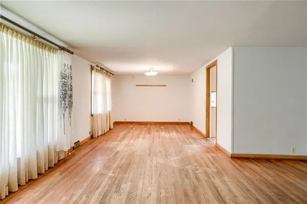 8721 E 74 ST, Raytown, MO 64133