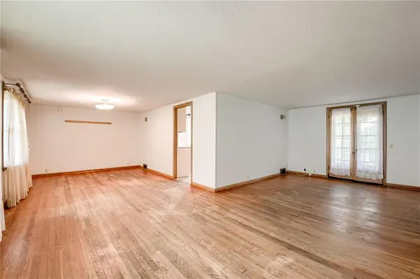 8721 E 74 ST, Raytown, MO 64133