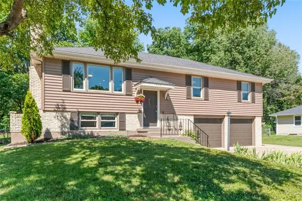 418 SW STRATFORD RD, Lee's Summit, MO 64081