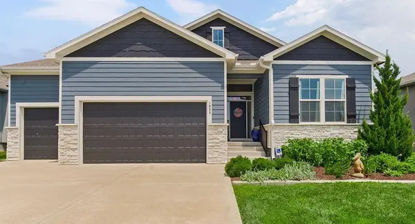 1034 SW Cheshire DR, Lee's Summit, MO 64083