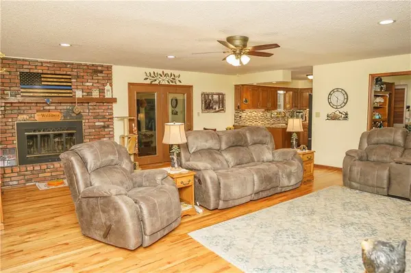 9730 Overhill DR, Kansas City, MO 64152