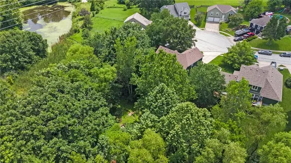 8 Sherry CT, Smithville, MO 64089