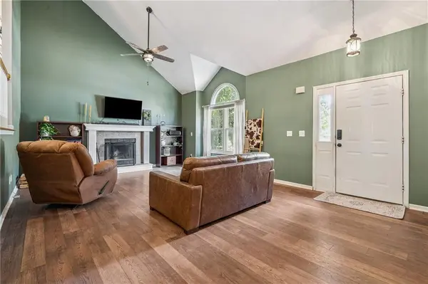 8 Sherry CT, Smithville, MO 64089