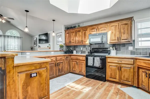 2102 Patti LN, Greenwood, MO 64034