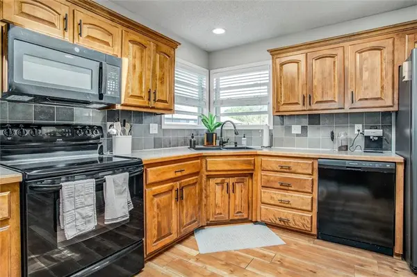 2102 Patti LN, Greenwood, MO 64034