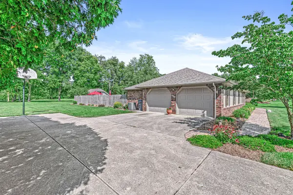 1037 Grey Squirrel DR, Pendleton, IN 46064