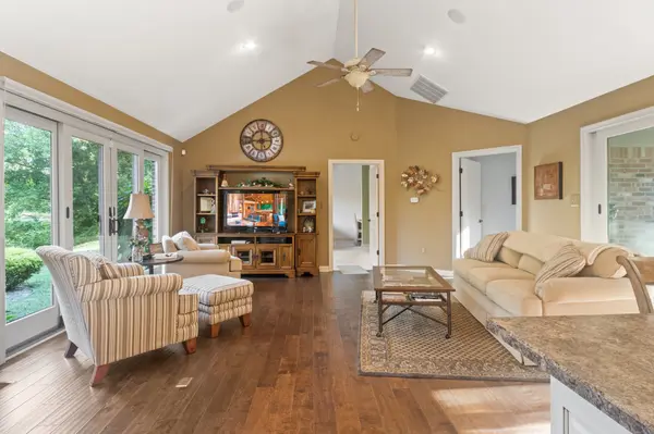 827 W Main ST, Greenwood, IN 46142