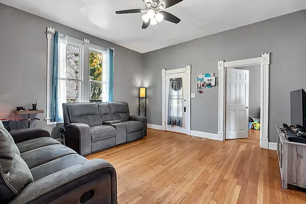906 S Walnut ST, Seymour, IN 47274