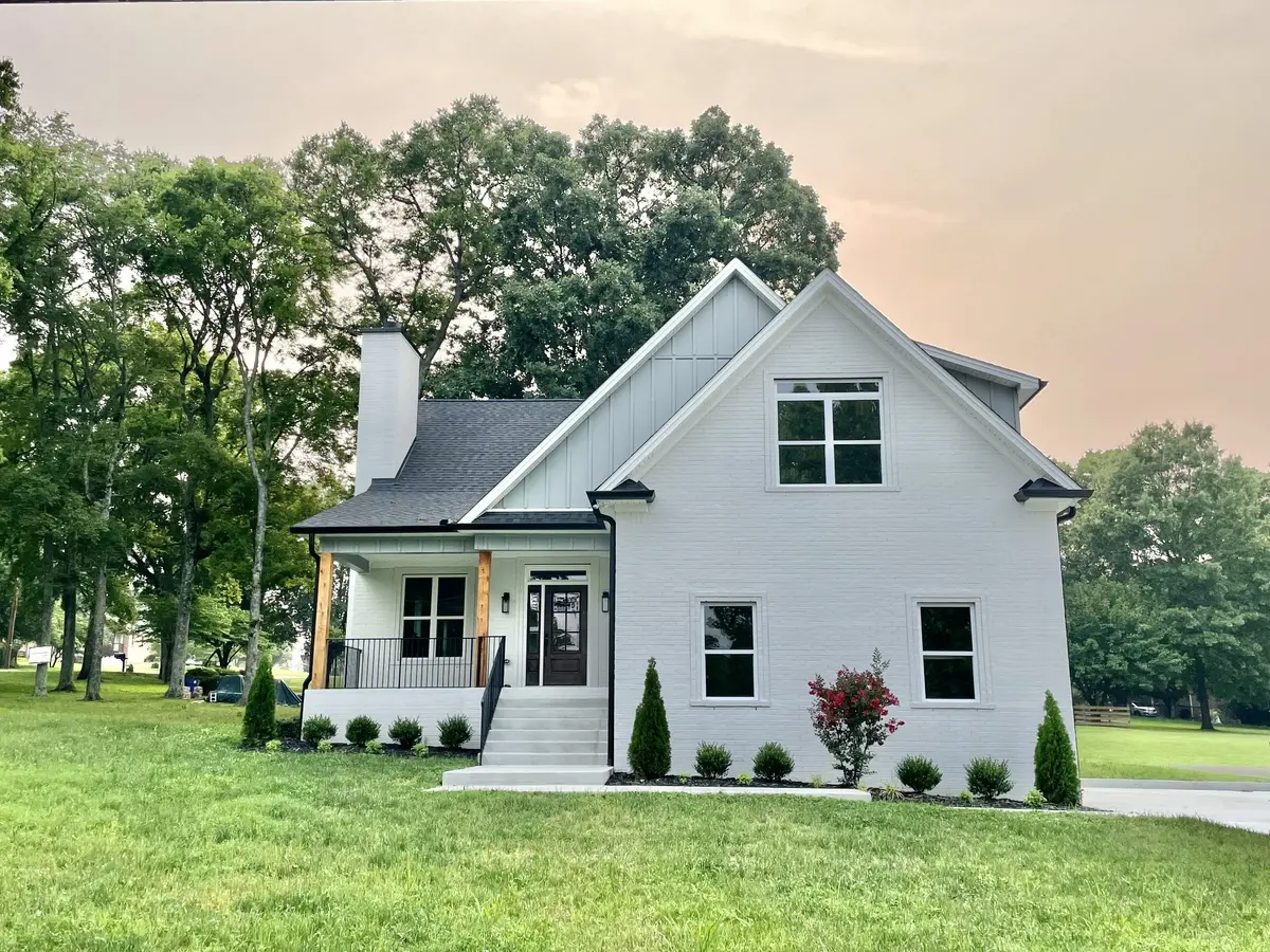235 Lakeside Park Dr, Hendersonville, TN 37075