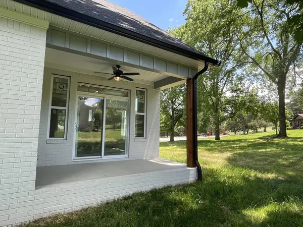 235 Lakeside Park Dr, Hendersonville, TN 37075