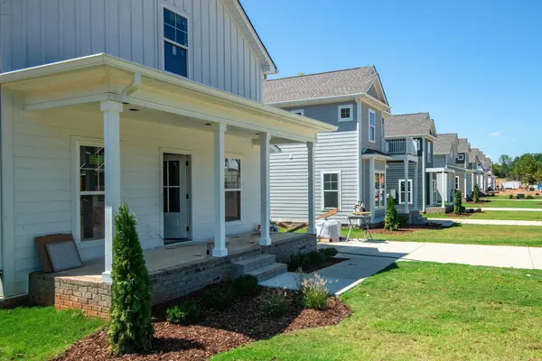 1027 Sycamore Ridge East, Burns, TN 37029