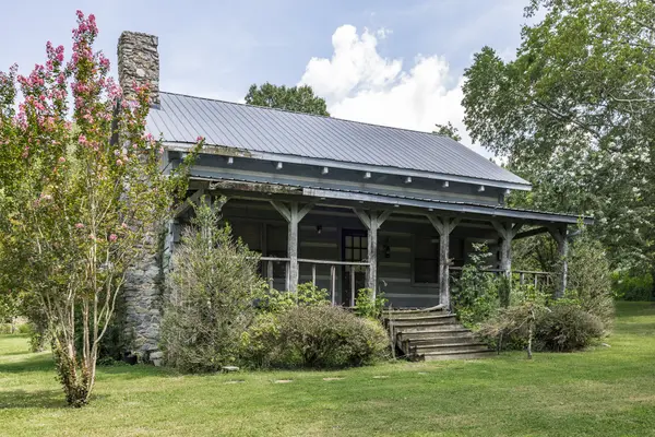 648 Cummings Ln, Cottontown, TN 37048