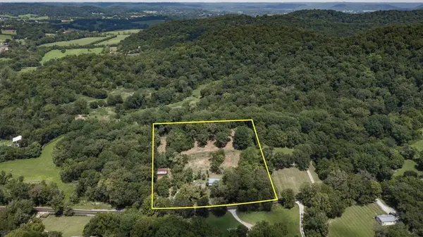 648 Cummings Ln, Cottontown, TN 37048