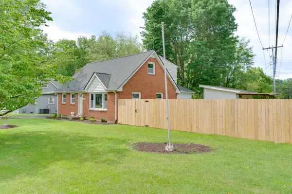 2042 Old Greenbrier Pike, Greenbrier, TN 37073