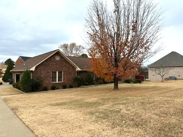923 Greenview Dr, Fayetteville, TN 37334