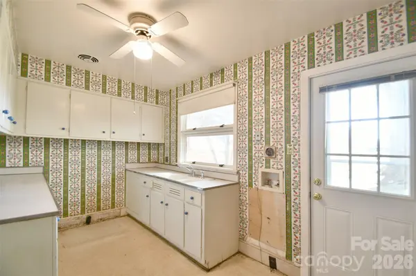 4547 Woodlark LN, Charlotte, NC 28211