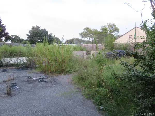 7 Palm ST, Central Islip, NY 11722