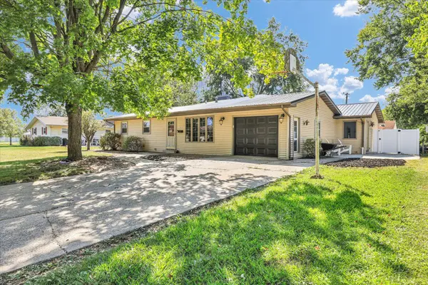 525 Orchard LN, Arthur, IL 61911