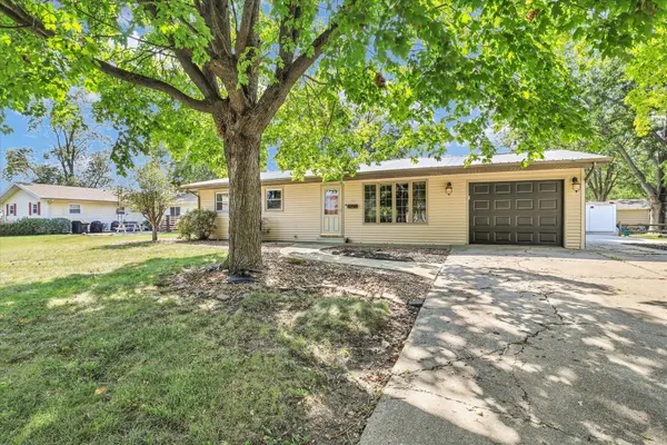 525 Orchard LN, Arthur, IL 61911
