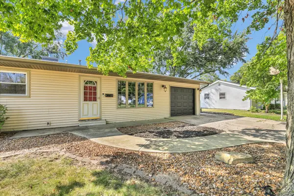 525 Orchard LN, Arthur, IL 61911