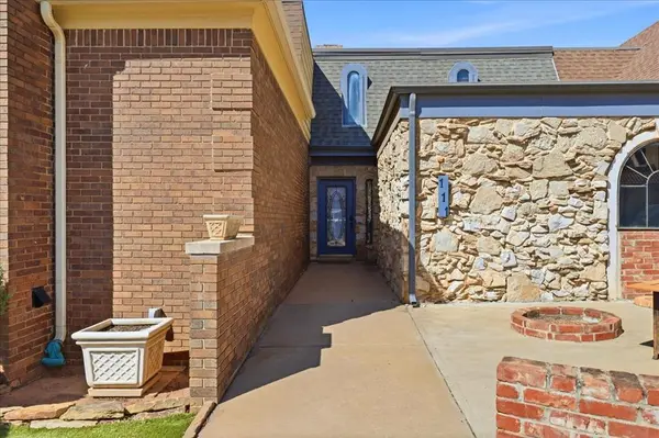 111 The Hills ST, Clinton, OK 73601