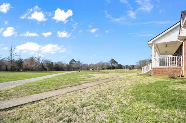 2756 Double Branch Rd, Columbia, TN 38401