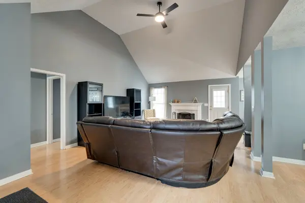 1707 Chris Dr, La Vergne, TN 37086