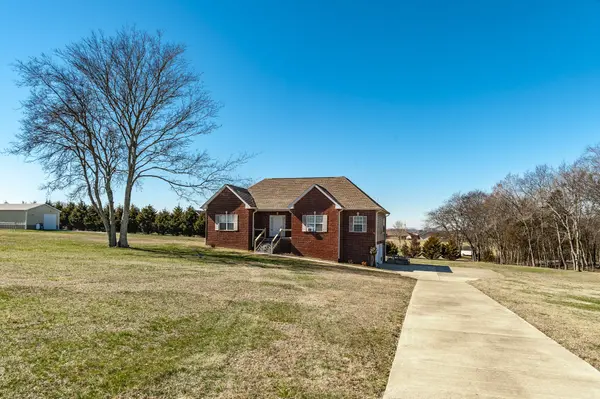 1261 Lauderdale Ln, Bethpage, TN 37022