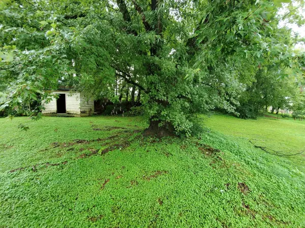 1006 College St #W, Fayetteville, TN 37334
