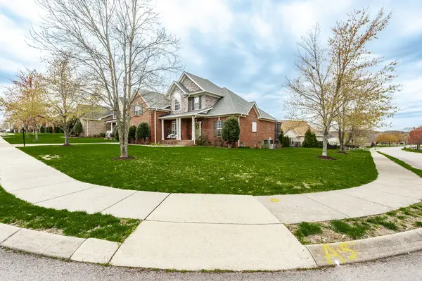 1000 Avery Trace Cir, Hendersonville, TN 37075
