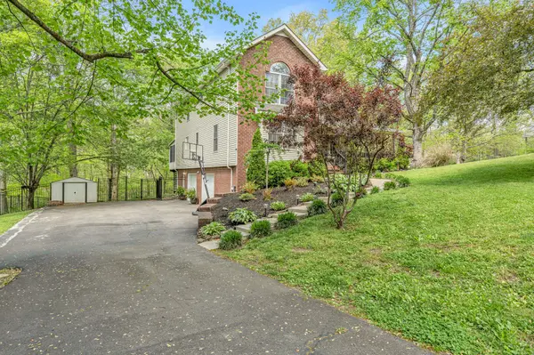 414 Maplewood Dr, Greenbrier, TN 37073