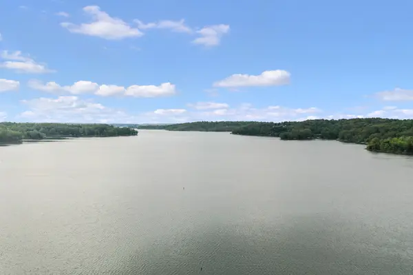 179 Bayview Dr, Eddyville, KY 42038