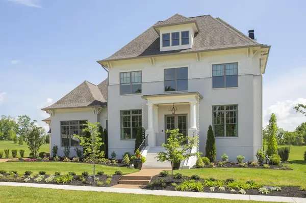 8877 Edgecomb Dr, College Grove, TN 37046