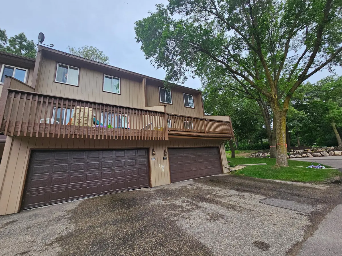123 River Woods LN, Burnsville, MN 55337