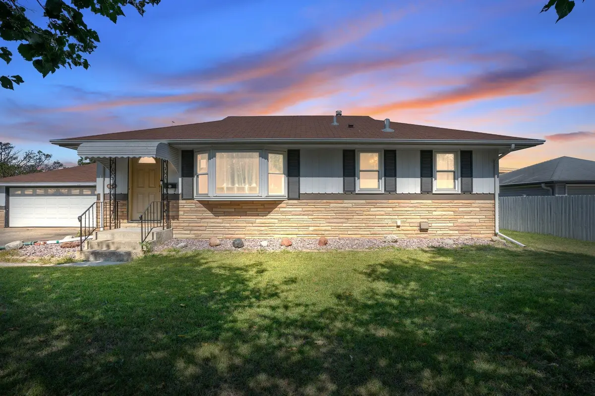 4918 Howe LN, Brooklyn Center, MN 55429