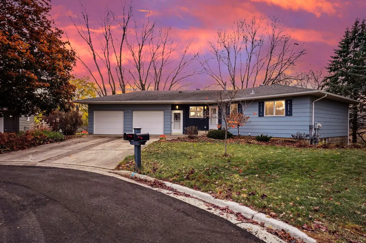 728 Colonial CIR, Faribault, MN 55021