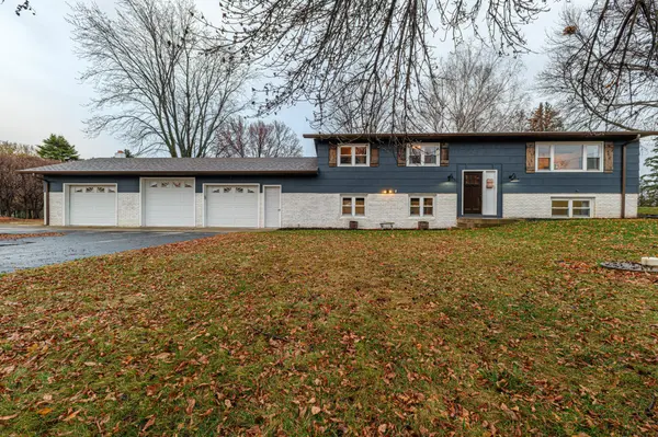 18365 234th CIR, Hutchinson, MN 55350
