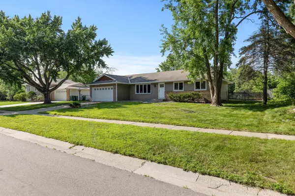 921 Whitney DR, Apple Valley, MN 55124